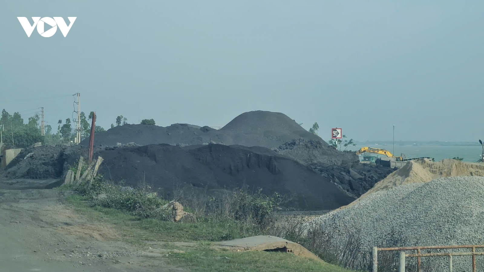 Lãnh đạo xã bỏ ngày làm bù, dân Đức Long, Quế Võ không biết tìm ai kêu ô nhiễm