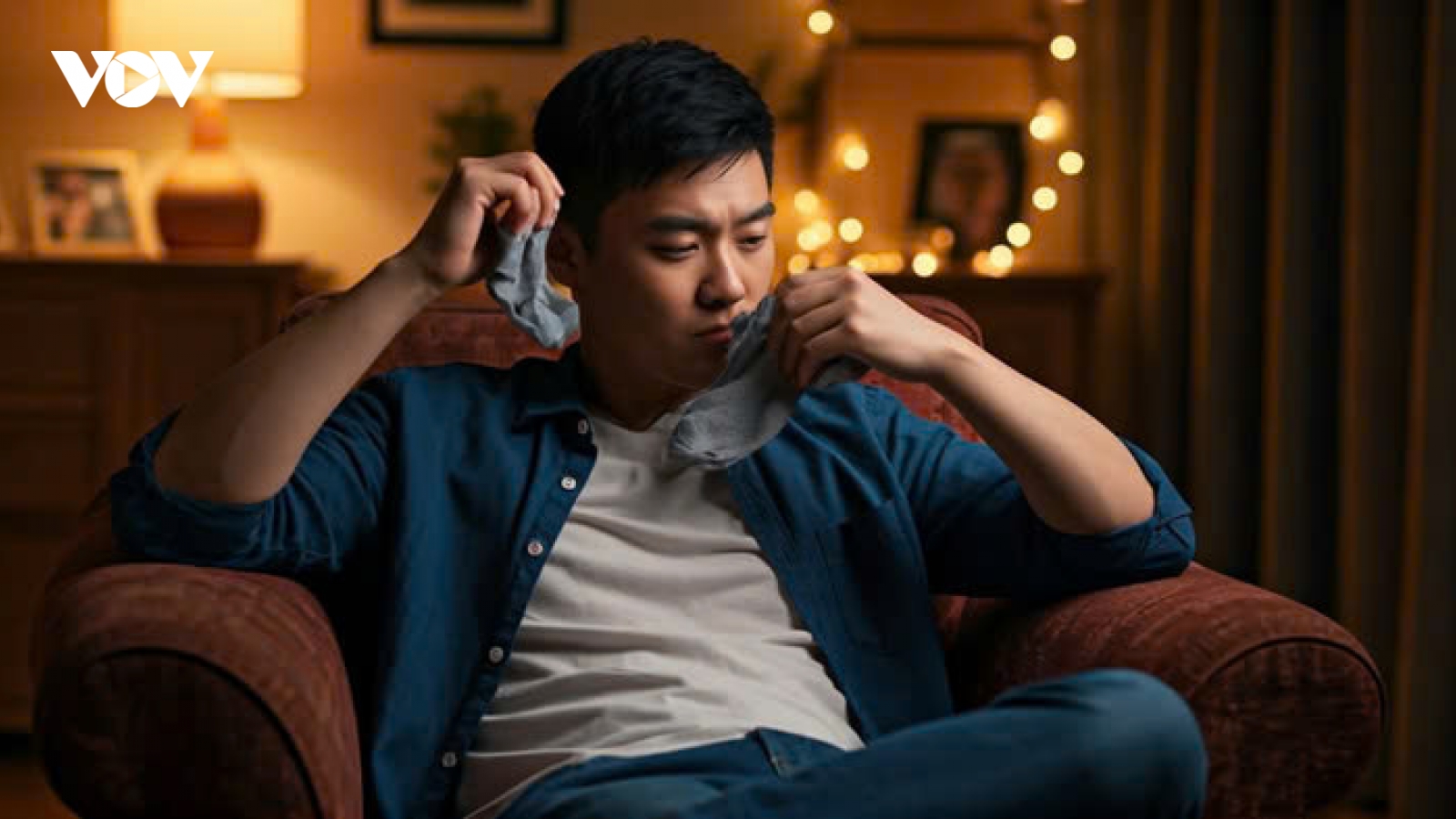 Thói quen ngửi tất thối khiến người đàn ông bị nhiễm trùng phổi