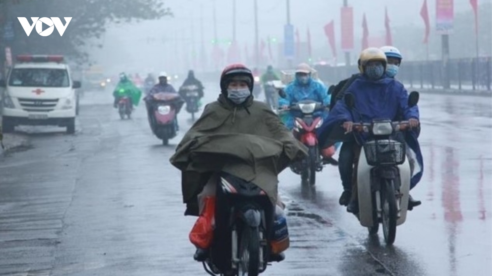 Thời tiết hôm nay 7/4: Mưa lớn, lốc, sét gió giật mạnh ở miền núi phía Bắc