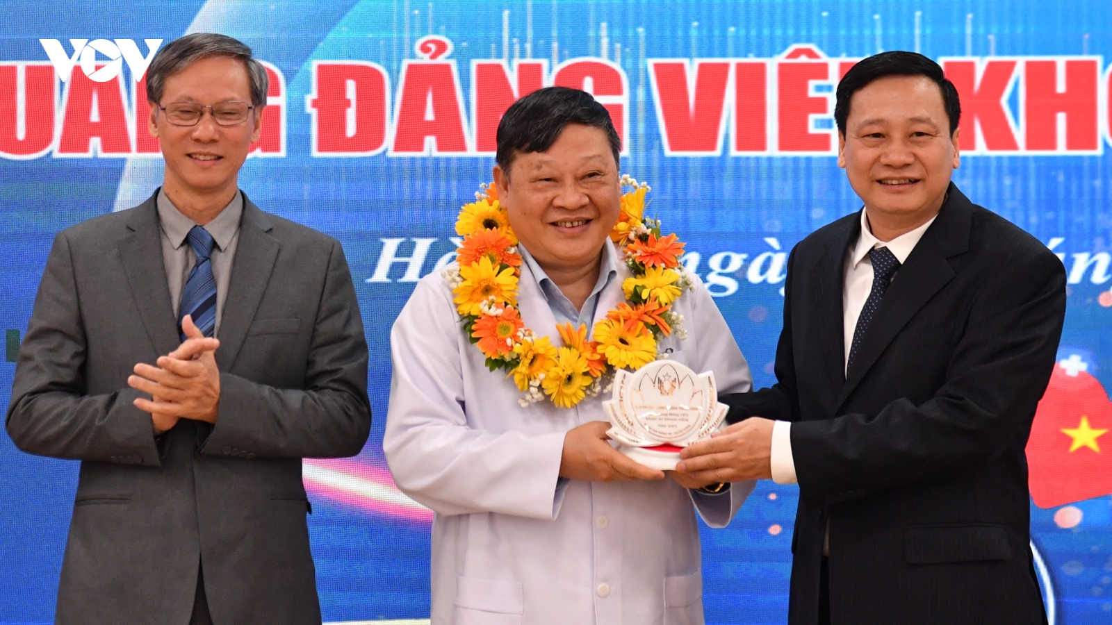Tôn vinh đảng viên là thầy thuốc tận tâm chăm sóc sức khỏe nhân dân