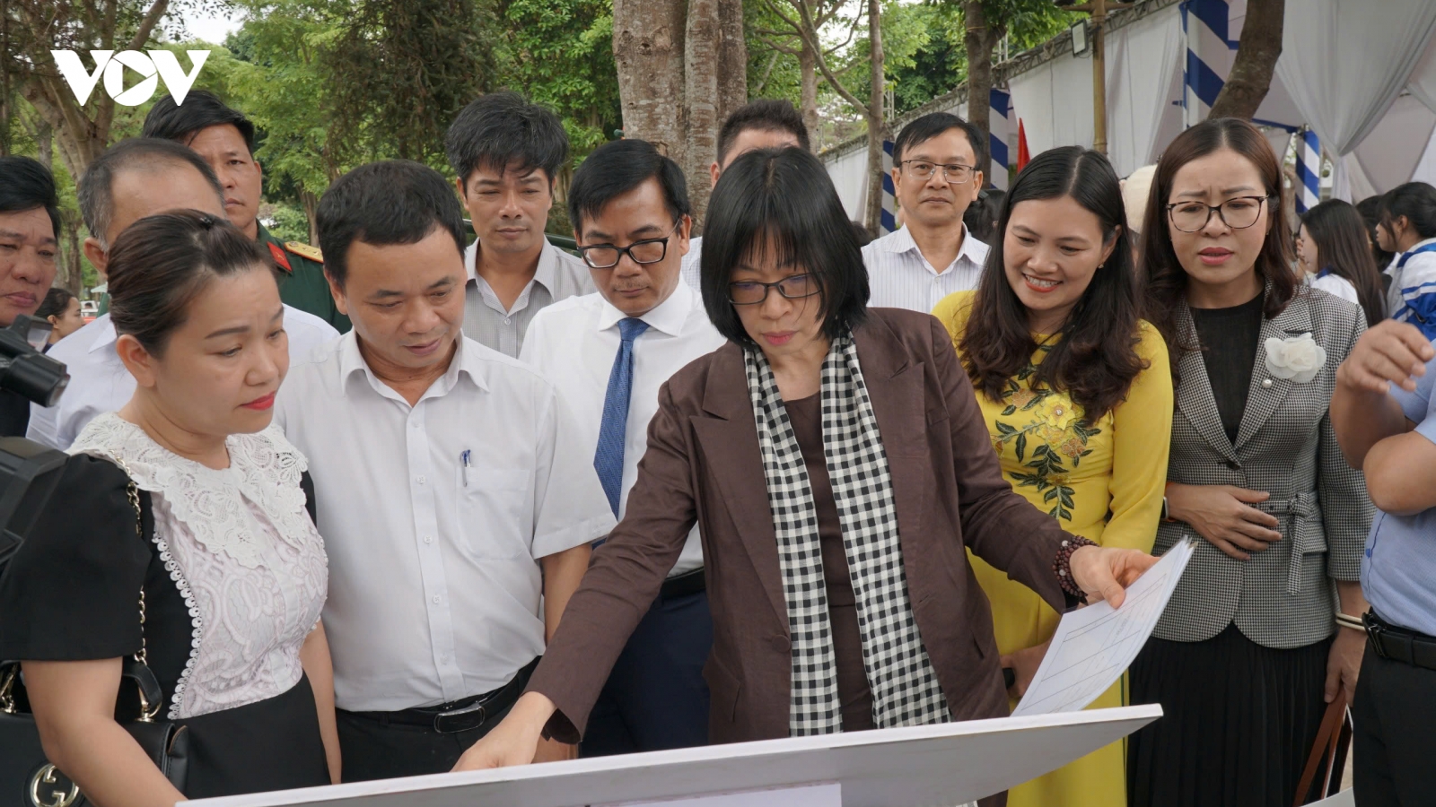 Gia Lai trao trả hồ sơ cán bộ đi B và triển lãm “Trỗi dậy miền đất bazan”