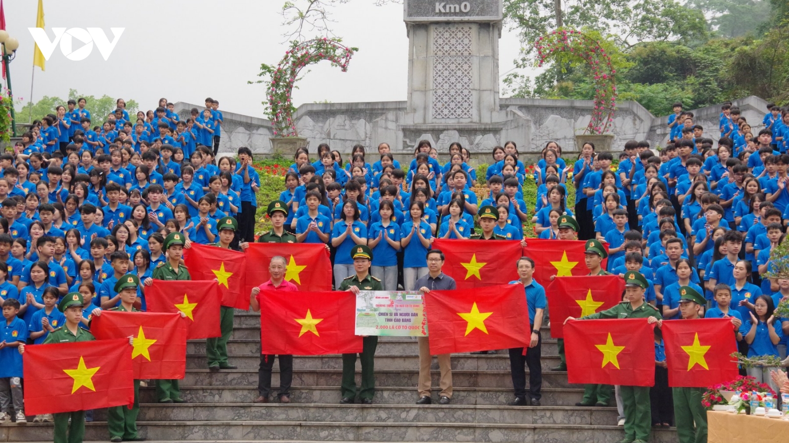 Xác lập kỷ lục Việt Nam lễ chào cờ đông học sinh nhất tại Km0 đường Hồ Chí Minh