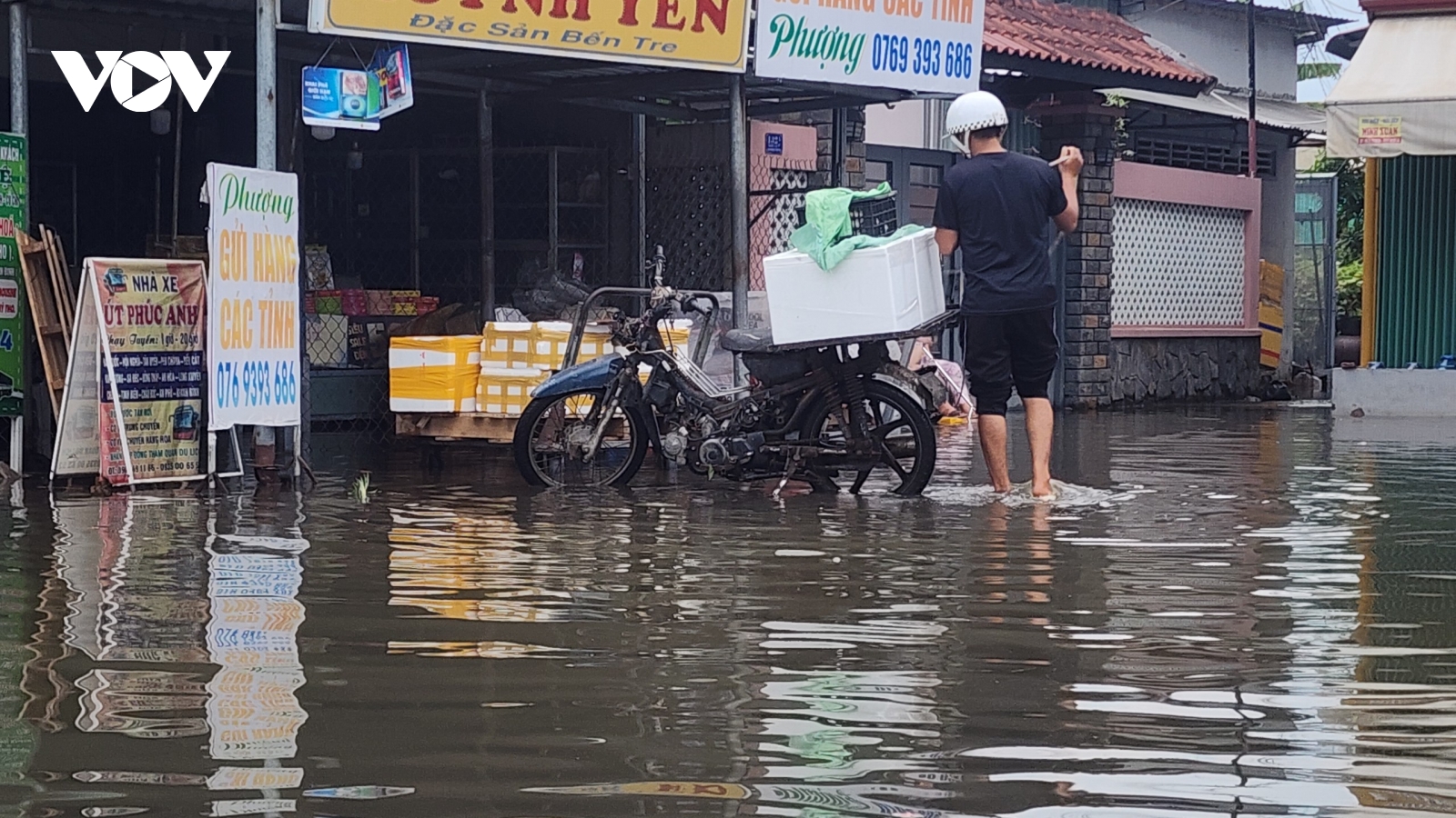 Nước triều cường nhiễm mặn dâng cao, người dân thành phố Mỹ Tho khốn đốn
