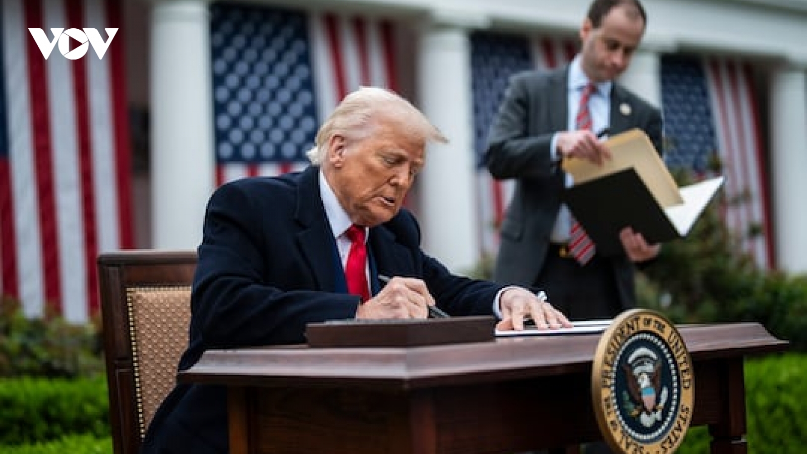 Đằng sau công thức tính thuế gây “bão” toàn cầu của Tổng thống Trump
