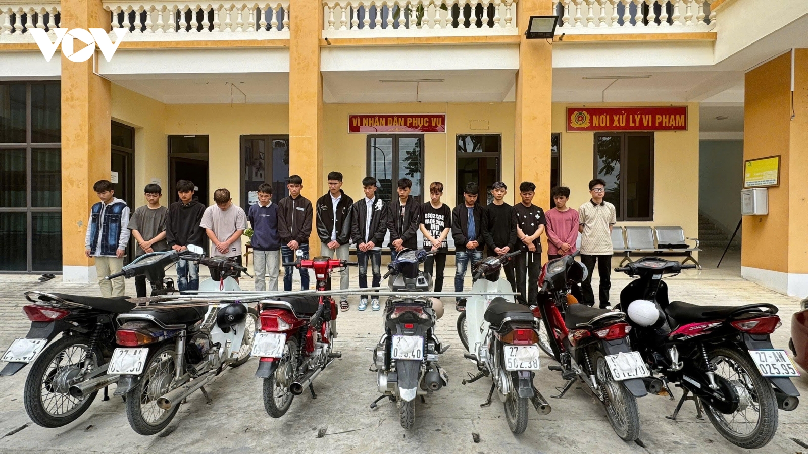 Tạm giữ nhóm "quái xế" mang hung khí gây rối ở Điện Biên