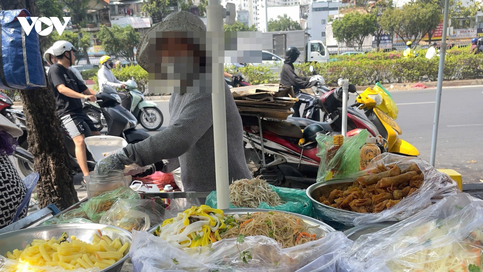 An toàn thực phẩm vỉa hè, không chỉ trách nhiệm của cơ quan chức năng