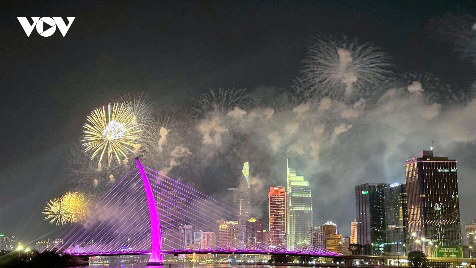 Mãn nhãn màn bắn pháo hoa trên bầu trời TP.HCM