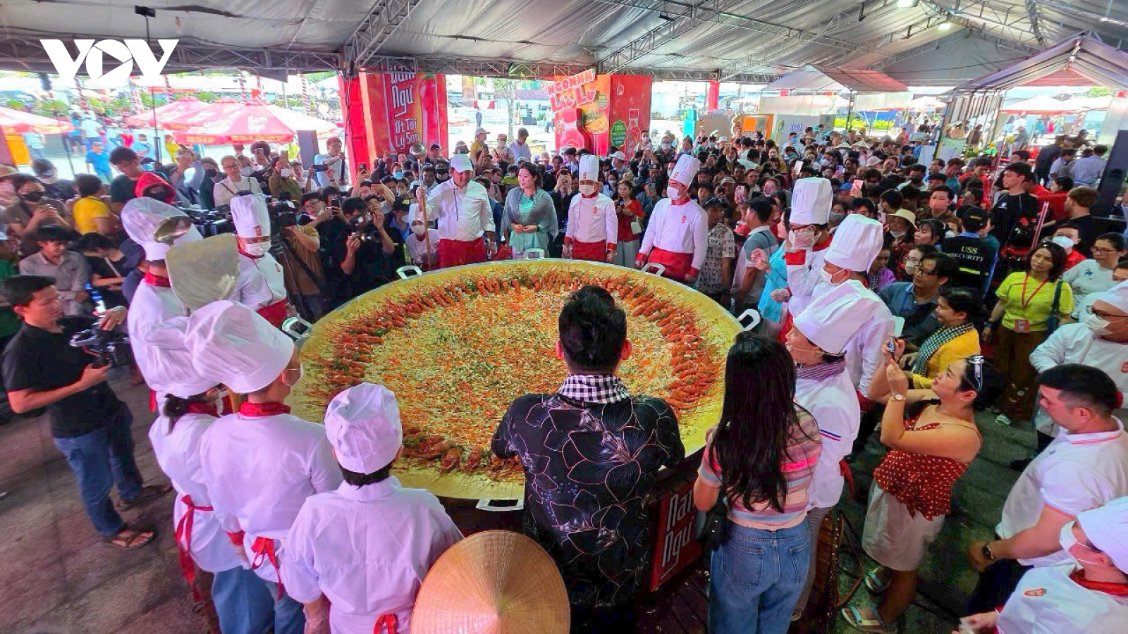 Hàng ngàn người dân thưởng thức bánh xèo tôm hùm “siêu khổng lổ” ở Cần Thơ