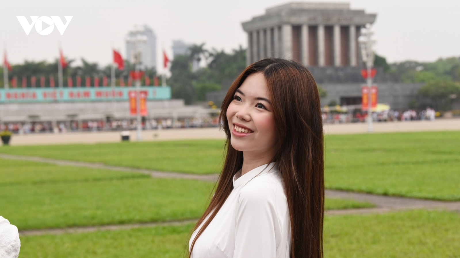 Giới trẻ nô nức chụp ảnh kỷ niệm ở Quảng trường Ba Đình trong ngày 30/4