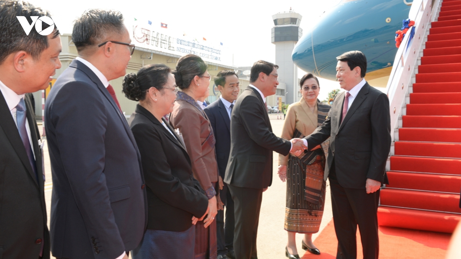 Chủ tịch nước Lương Cường đến Vientiane, bắt đầu thăm cấp Nhà nước tới Lào