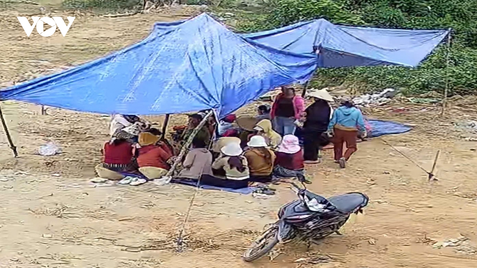 Người dân ngăn cản không cho doanh nghiệp ở Bình Định khai thác cát