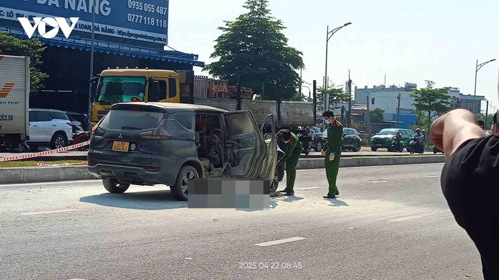 Một phụ nữ rơi khỏi ô tô tử vong, người đàn ông đốt xe nghi tự sát ở Đà Nẵng