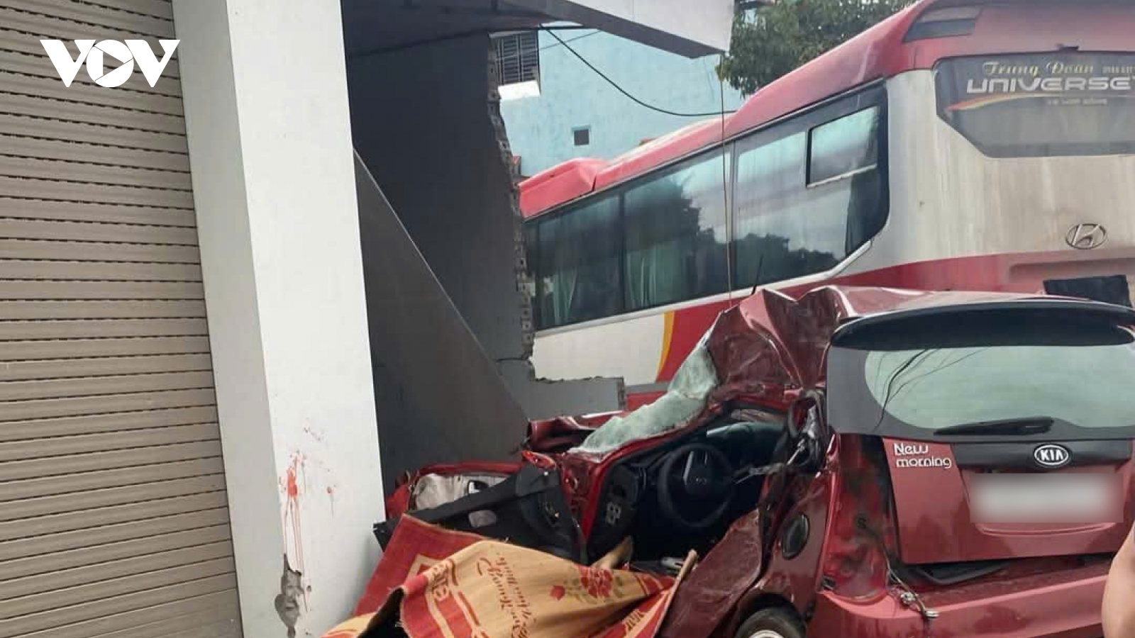 Xe khách mất lái đâm vào nhà dân ở Bắc Giang, 1 người tử vong tại chỗ