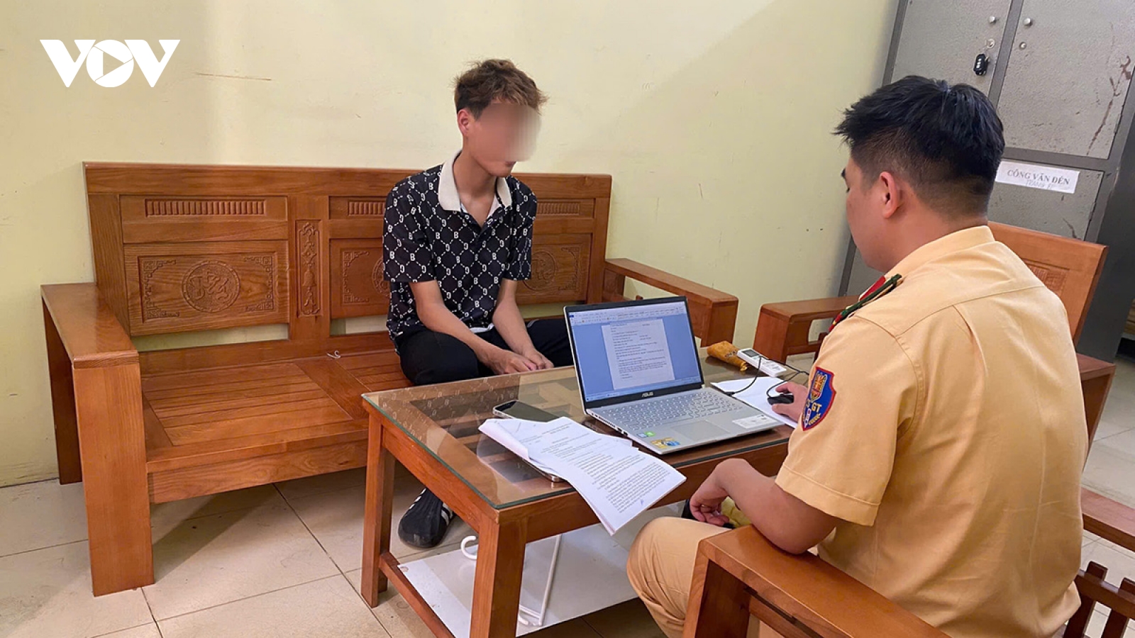 Thiếu niên đi xe "bốc đầu", chủ xe cũng chịu phạt