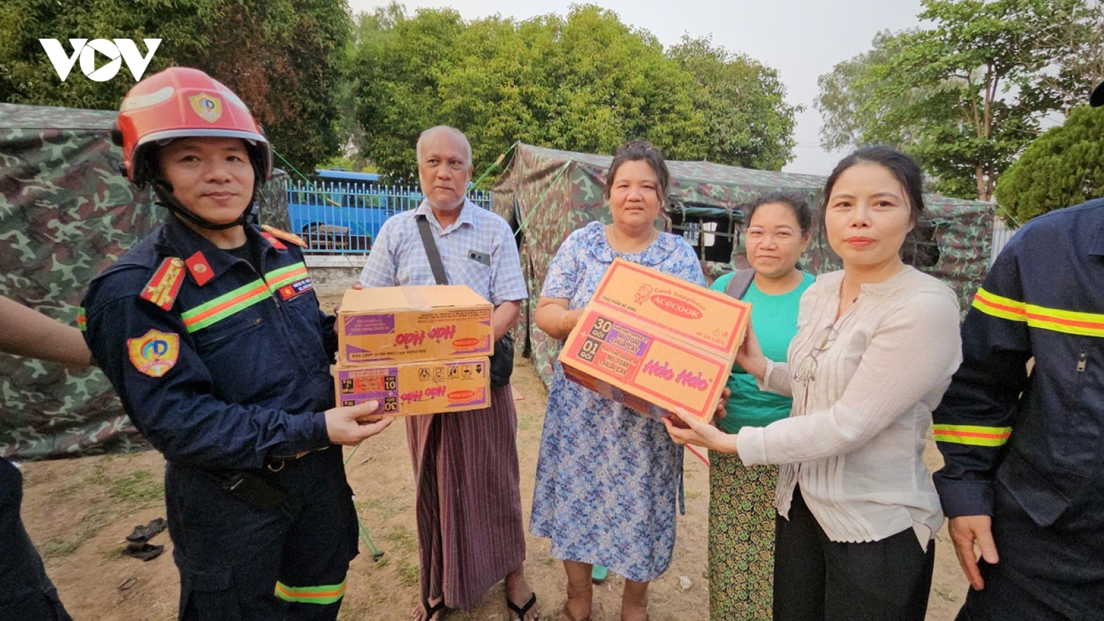 Đoàn cứu trợ Bộ Công an dựng lều bạt phát thuốc, lương thực cho người dân Myanmar