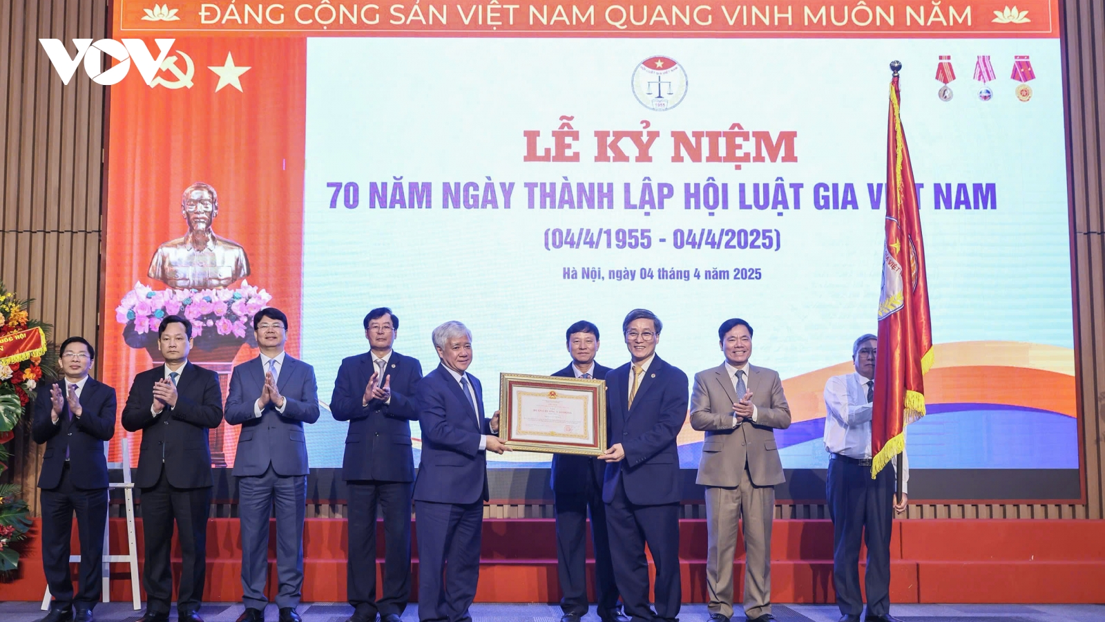 Hội Luật gia Việt Nam đón nhận Huân chương Lao động hạng Nhất