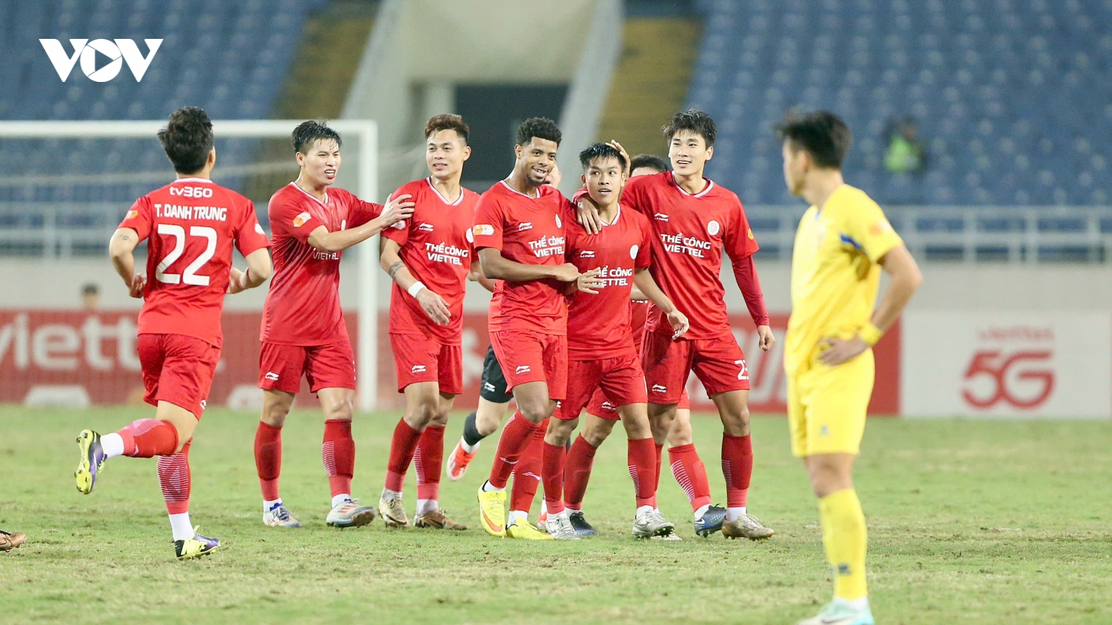 Cầu thủ Thể Công Viettel lập siêu phẩm từ giữa sân ở vòng 17 V-League