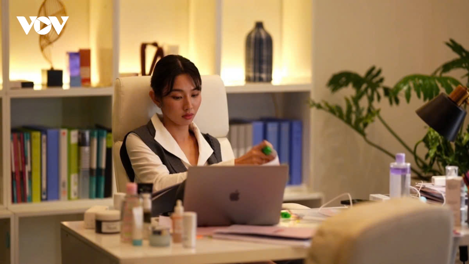 Số phận bấp bênh của phim có Hoa hậu Thùy Tiên đóng chính