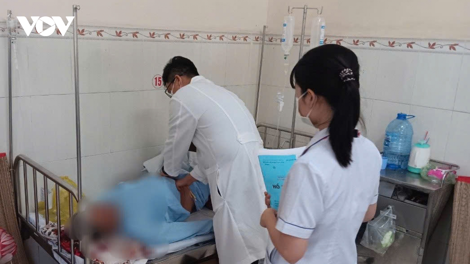 Khẩn trương cứu mạng nhân viên bệnh viện treo cổ tự tử