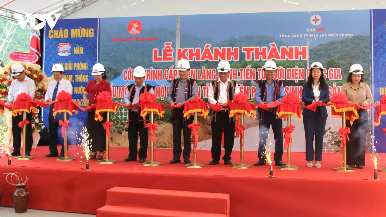 Niềm vui của đồng bào dân tộc thiểu số làng Canh Tiến khi có điện lưới quốc gia