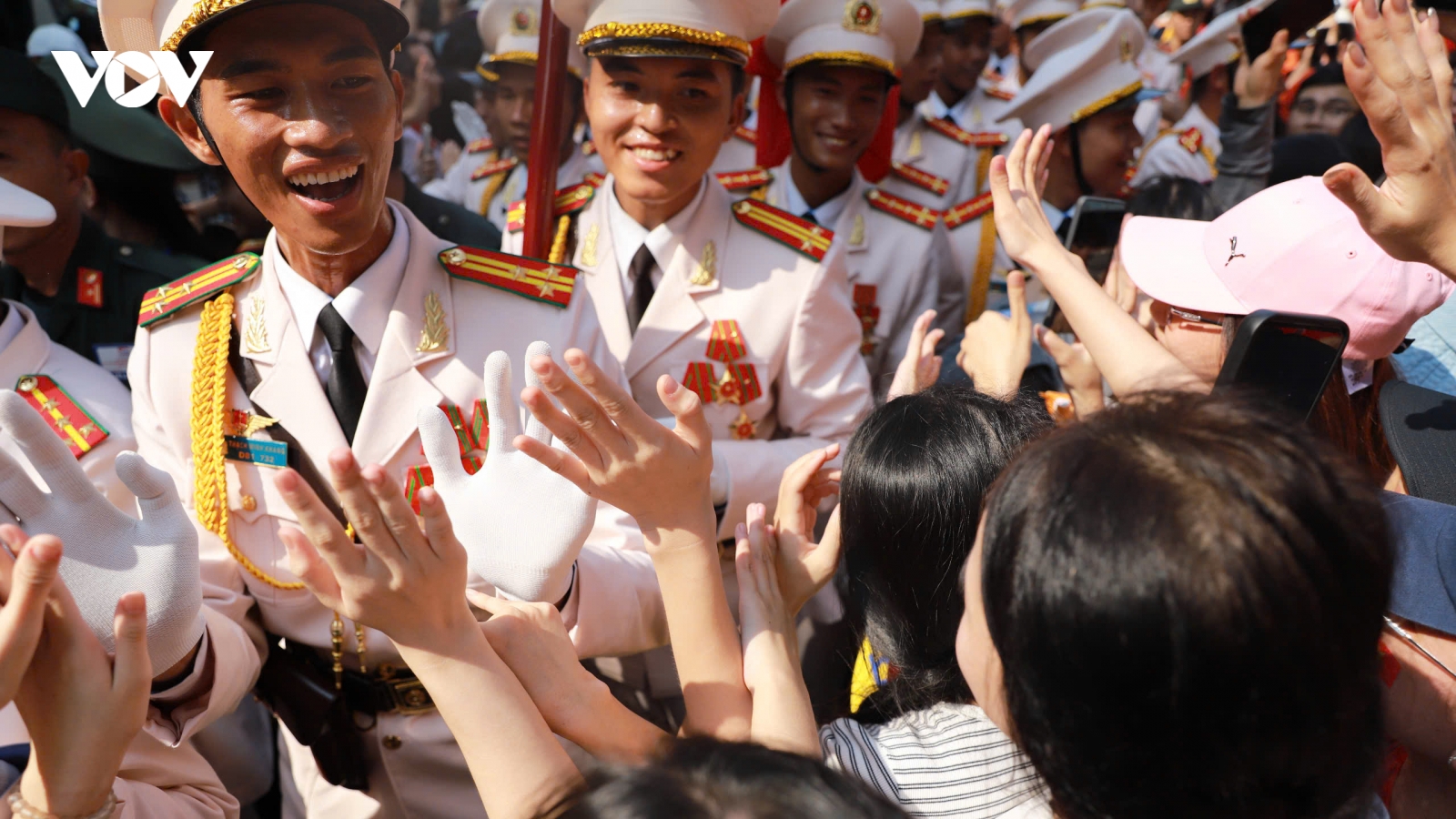 Các khối diễu binh công an được nhân dân chào đón nồng nhiệt