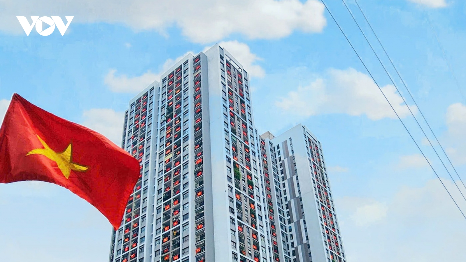 Nhiều chung cư ở Hà Nội đỏ rực cờ Tổ quốc mừng 50 năm đất nước thống nhất