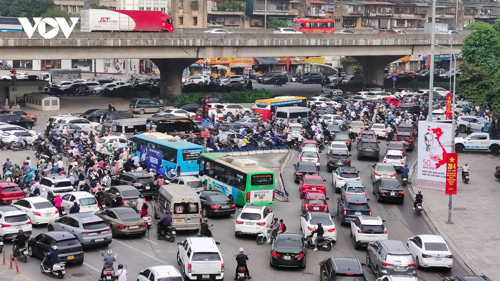 Nhiều đường phố Hà Nội ùn tắc không lối thoát trong sáng thứ Hai sau nghỉ lễ