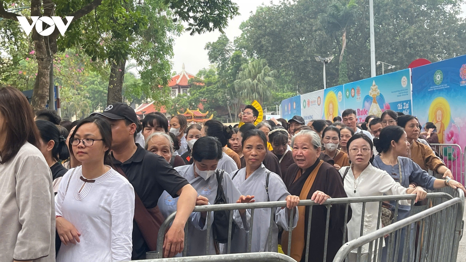 Chùa Quán Sứ mở cửa xuyên đêm phục vụ người dân chiêm bái xá lợi Phật