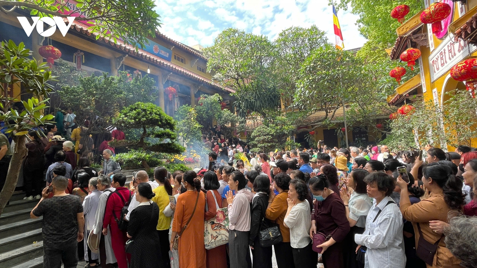 Phật tử hân hoan dự Đại lễ Phật đản 2025 tại chùa Quán Sứ