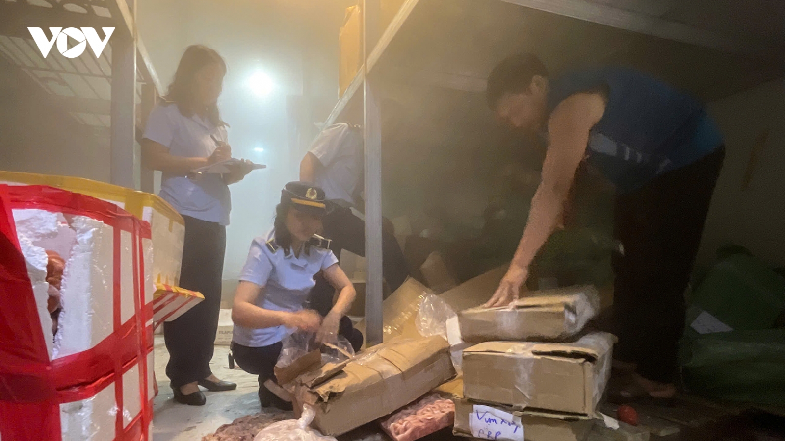 Phát hiện 2 tấn mỡ lợn, ruốc gà “lậu” trong kho lạnh ở Quảng Ninh