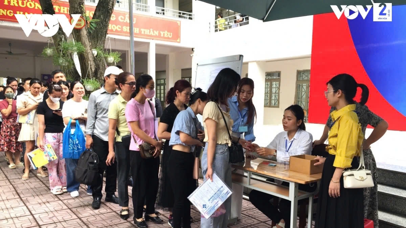 Hà Nội tiếp tục cam kết không để cảnh phụ huynh học sinh xếp hàng nộp hồ sơ