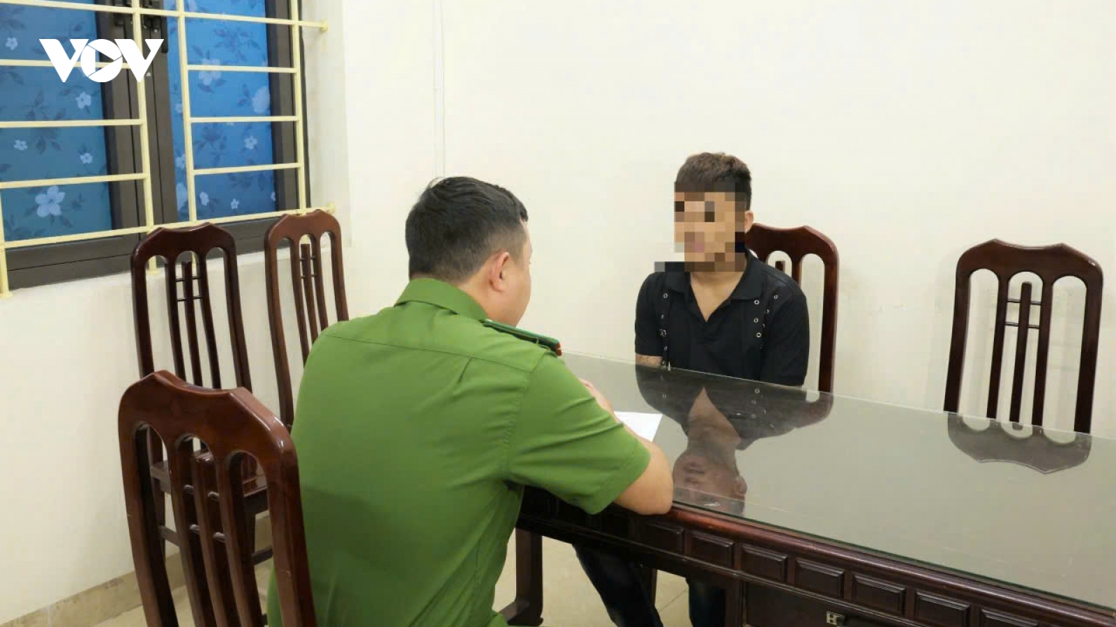Khởi tố 2 đối tượng “chăn dắt”, cưỡng đoạt tài sản của nhân viên quán karaoke