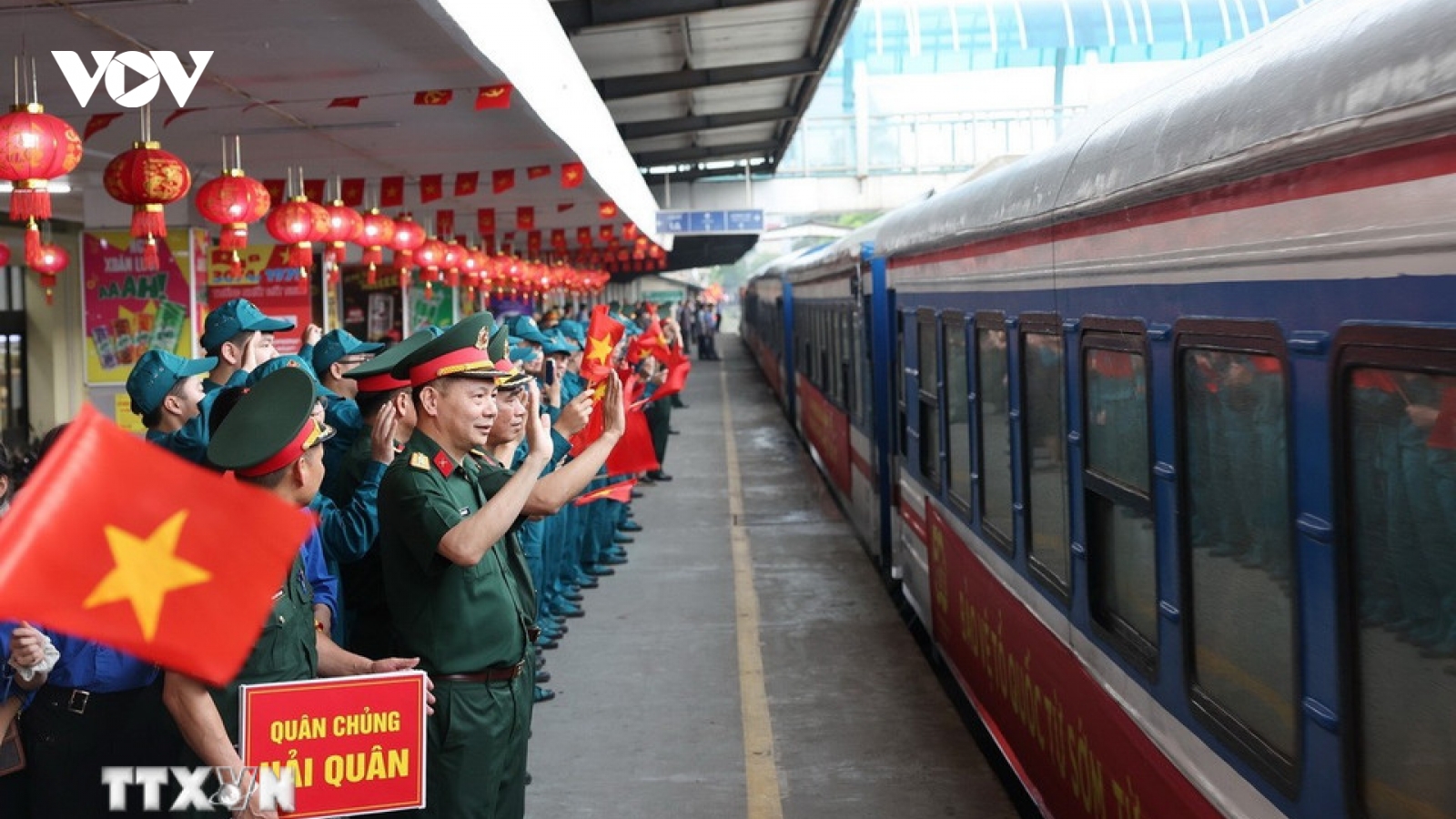 Hân hoan đón đoàn cán bộ, chiến sỹ tham gia diễu binh về đến Hà Nội