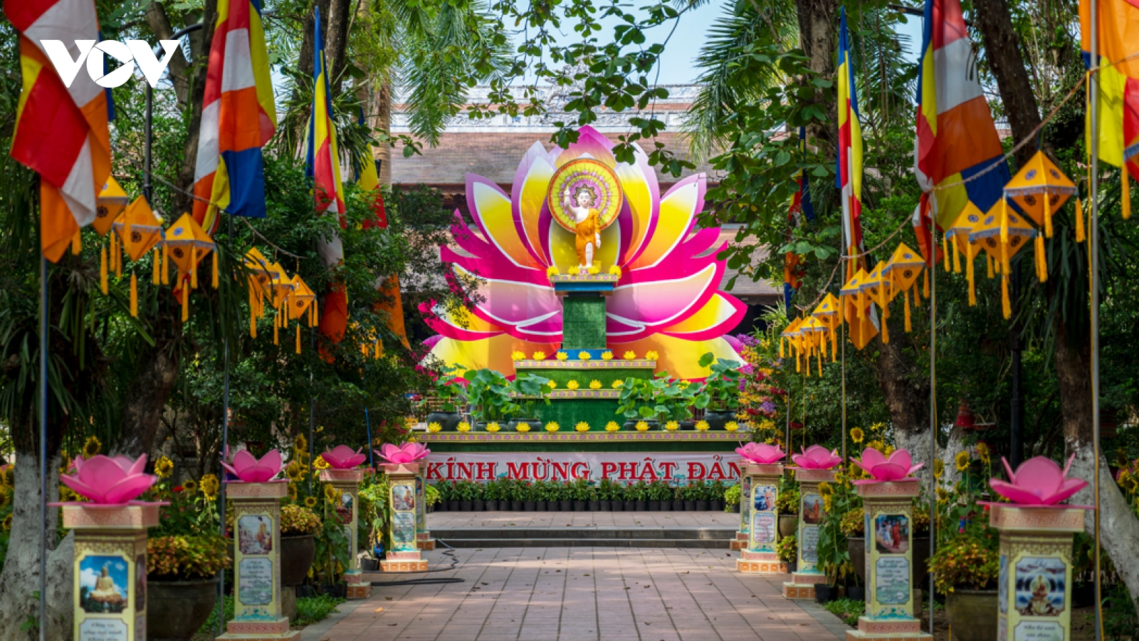 Huế trang hoàng rực rỡ chào đón lễ Phật Đản