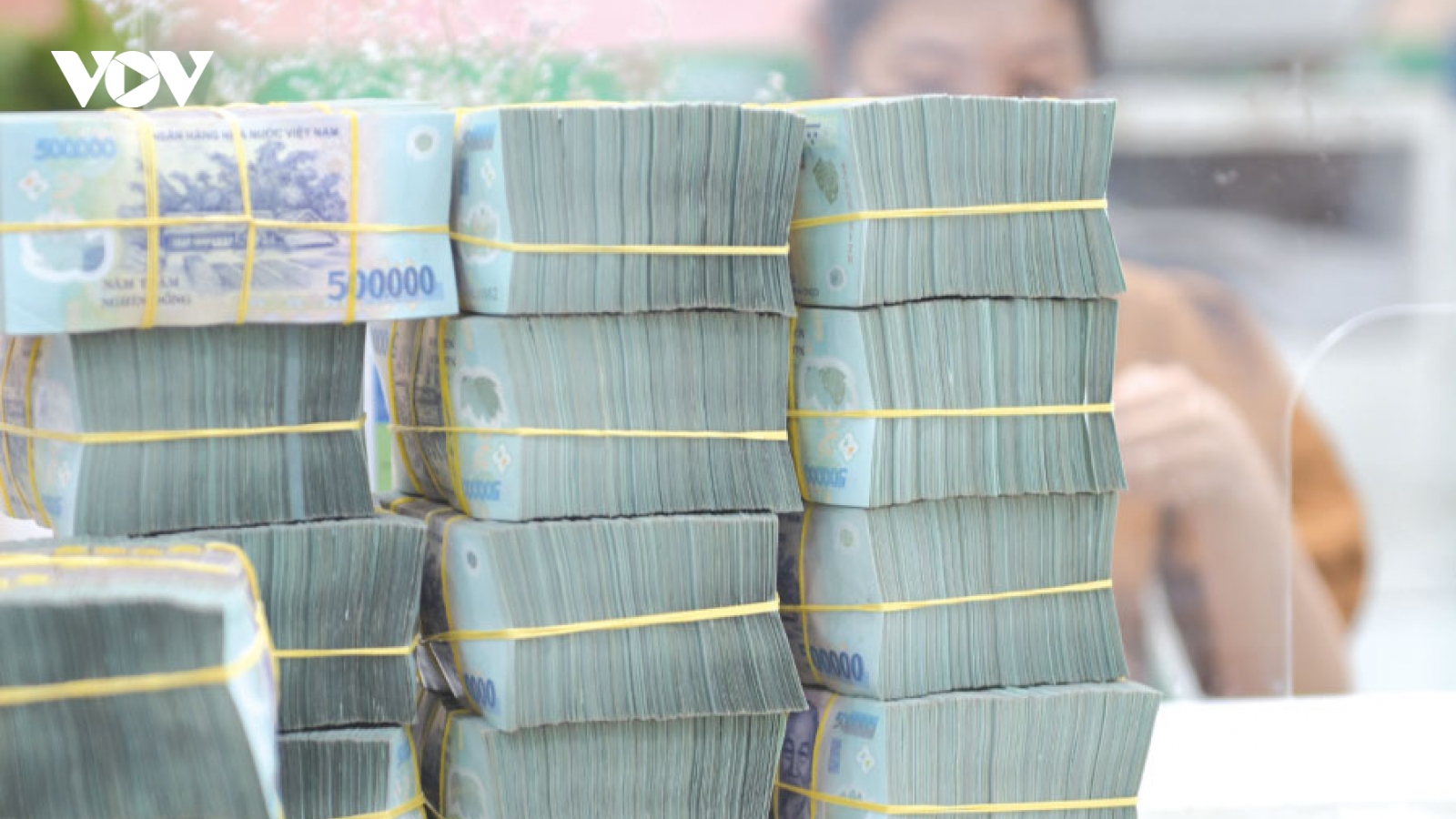 4 tháng, thu ngân sách nhà nước đạt 48% dự toán, tăng mạnh so với cùng kỳ