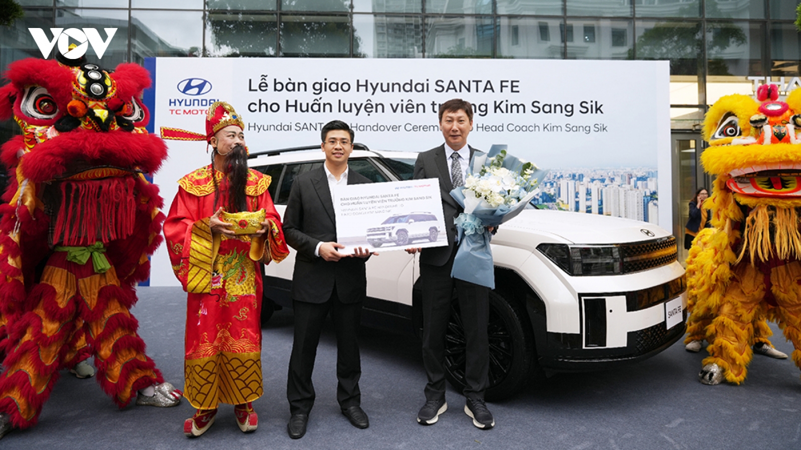 Hyundai Thành Công bàn giao xe Santa Fe cho HLV tuyển Việt Nam Kim Sang-sik
