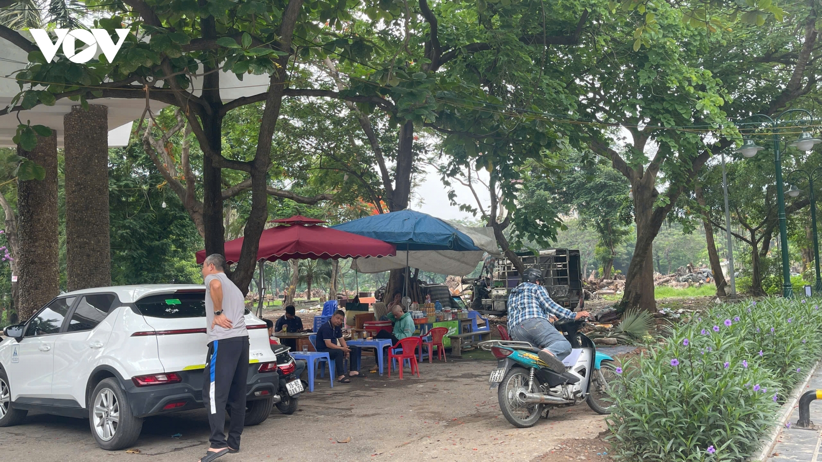 Công viên Tuổi trẻ Thủ đô vẫn nhếch nhác, hoang tàn sau khi dỡ rào chắn
