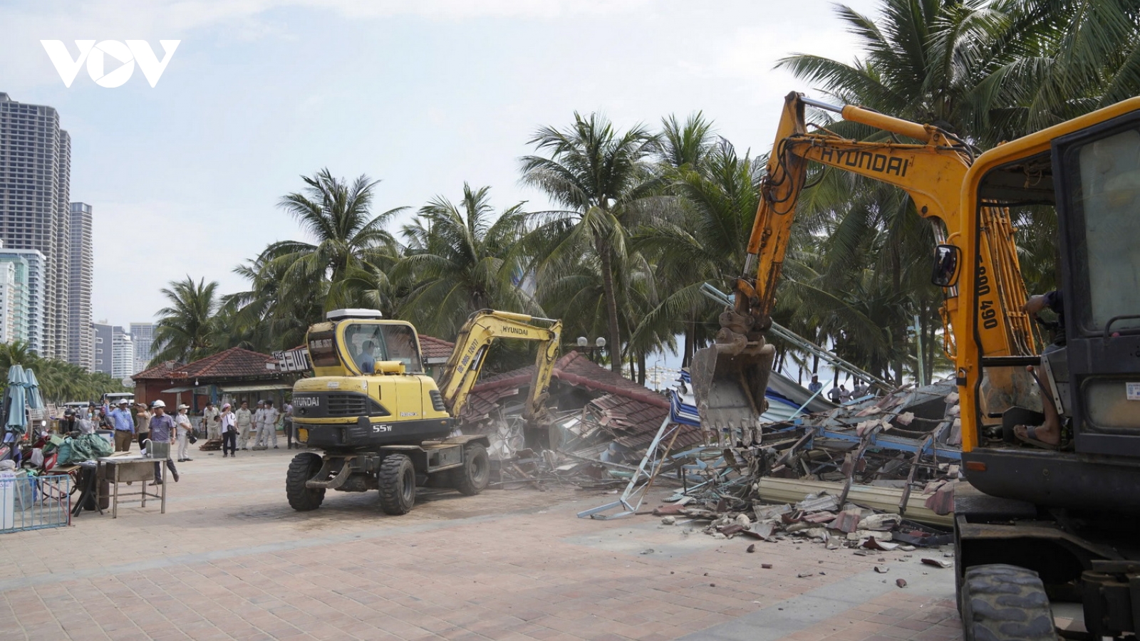 Đà Nẵng cưỡng chế tháo dỡ 7 quầy ẩm thực, lưu niệm dọc bãi biển du lịch Sơn Trà