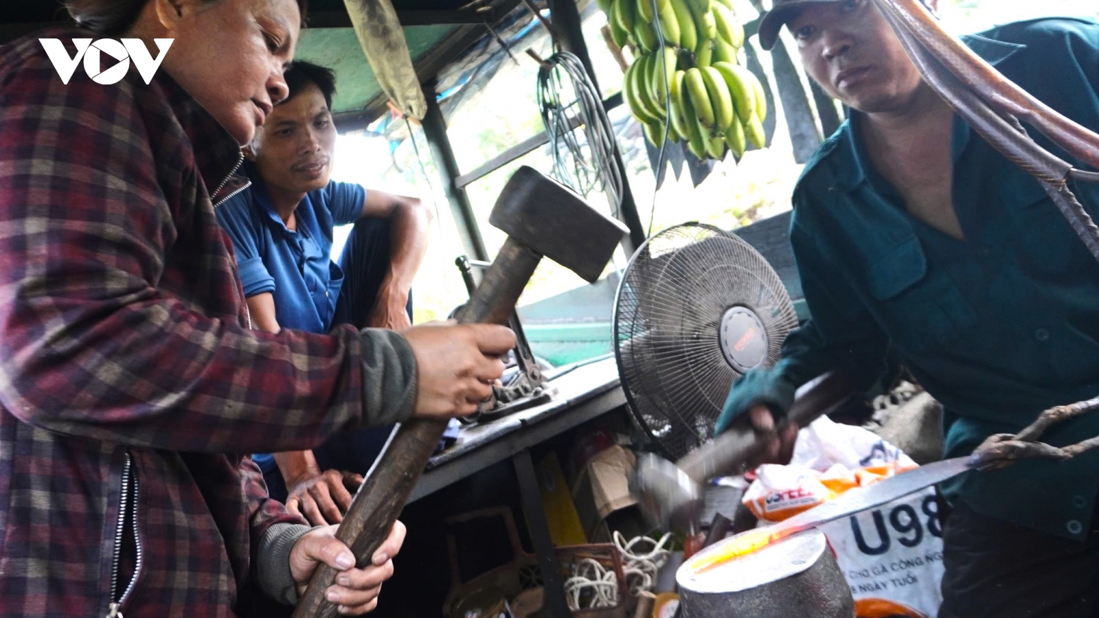 “Đập búa trên sông” - Nghề từng phổ biến nay hiếm có khó tìm