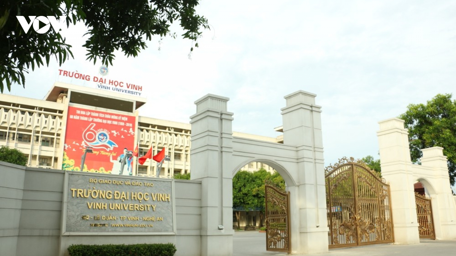 Tạm đình chỉ một cán bộ Trường Đại học Vinh vì bị tố không chuẩn mực với nữ sinh