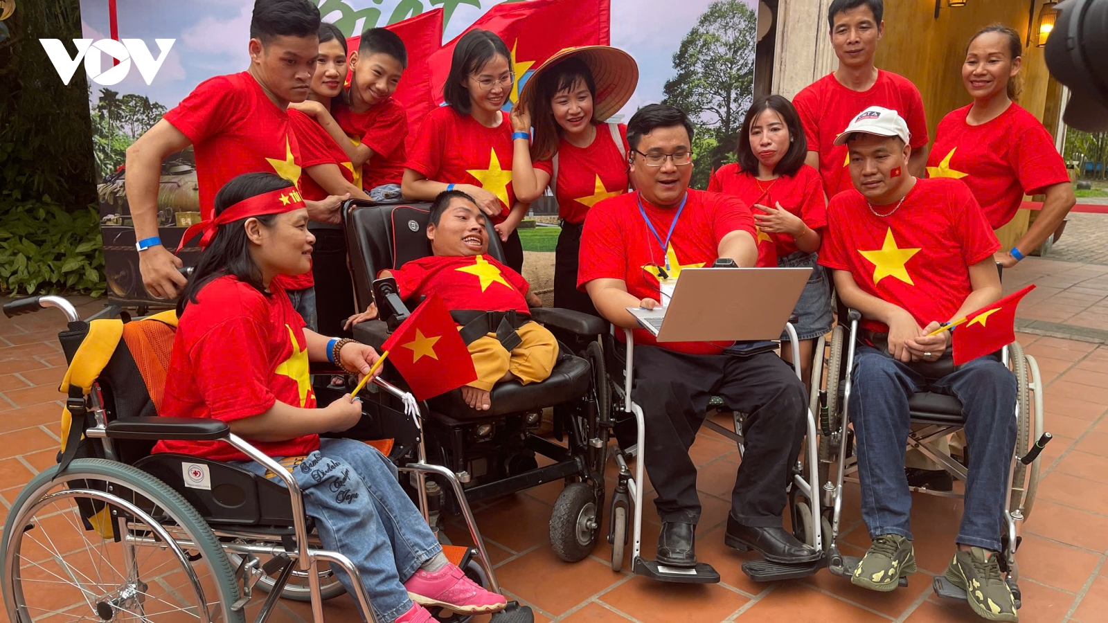 Nghị lực vượt lên số phận của chàng trai mắc bệnh xương thủy tinh