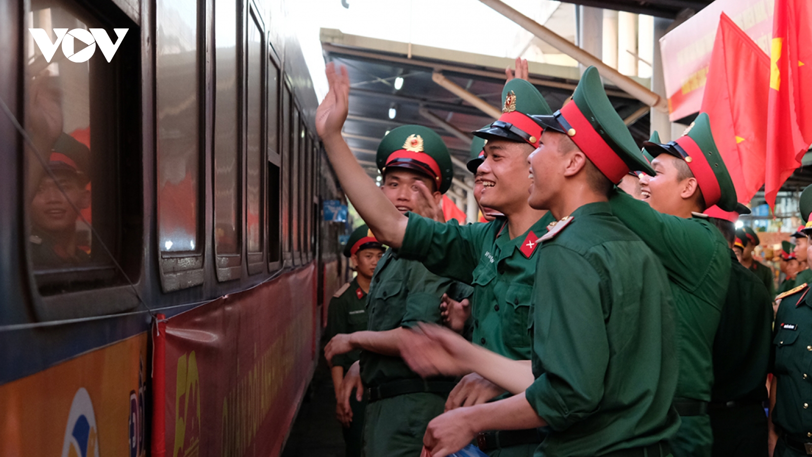 Đón các lực lượng hoàn thanh nhiệm vụ diễu binh, diễu hành tại ga Đà Nẵng