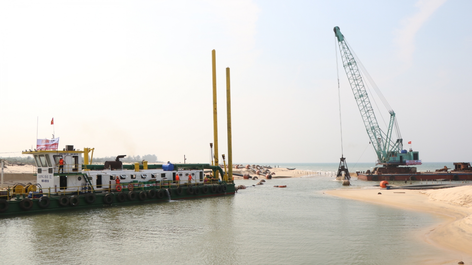 “Vượt nắng” trên công trường Khu bến cảng Mỹ Thủy, Quảng Trị
