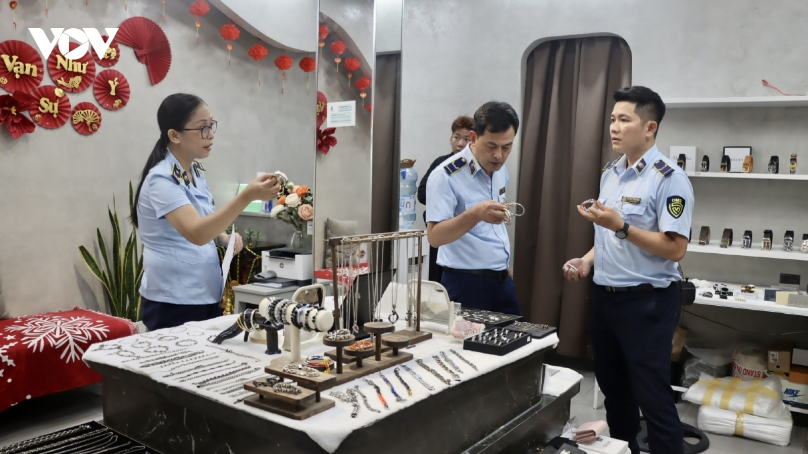 Buôn lậu và hàng giả diễn biến phức tạp khiến người dân lo lắng, bức xúc