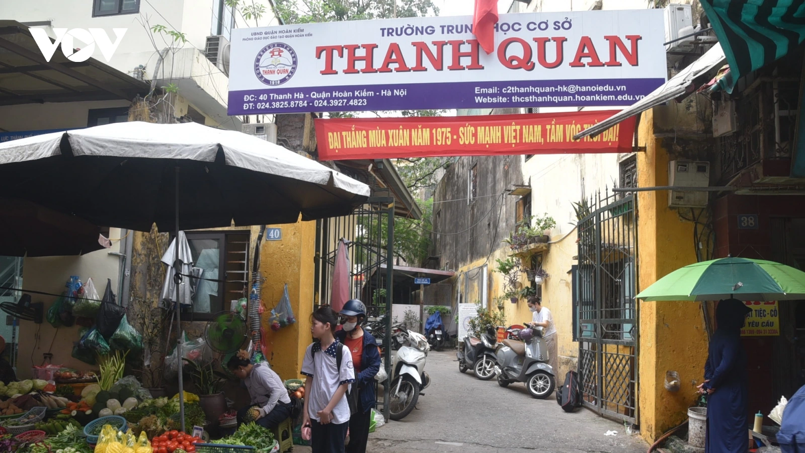 Sự cố vữa trần rơi trong lớp: Nhà trường đã róc bỏ tường, trần có nguy cơ bong tróc