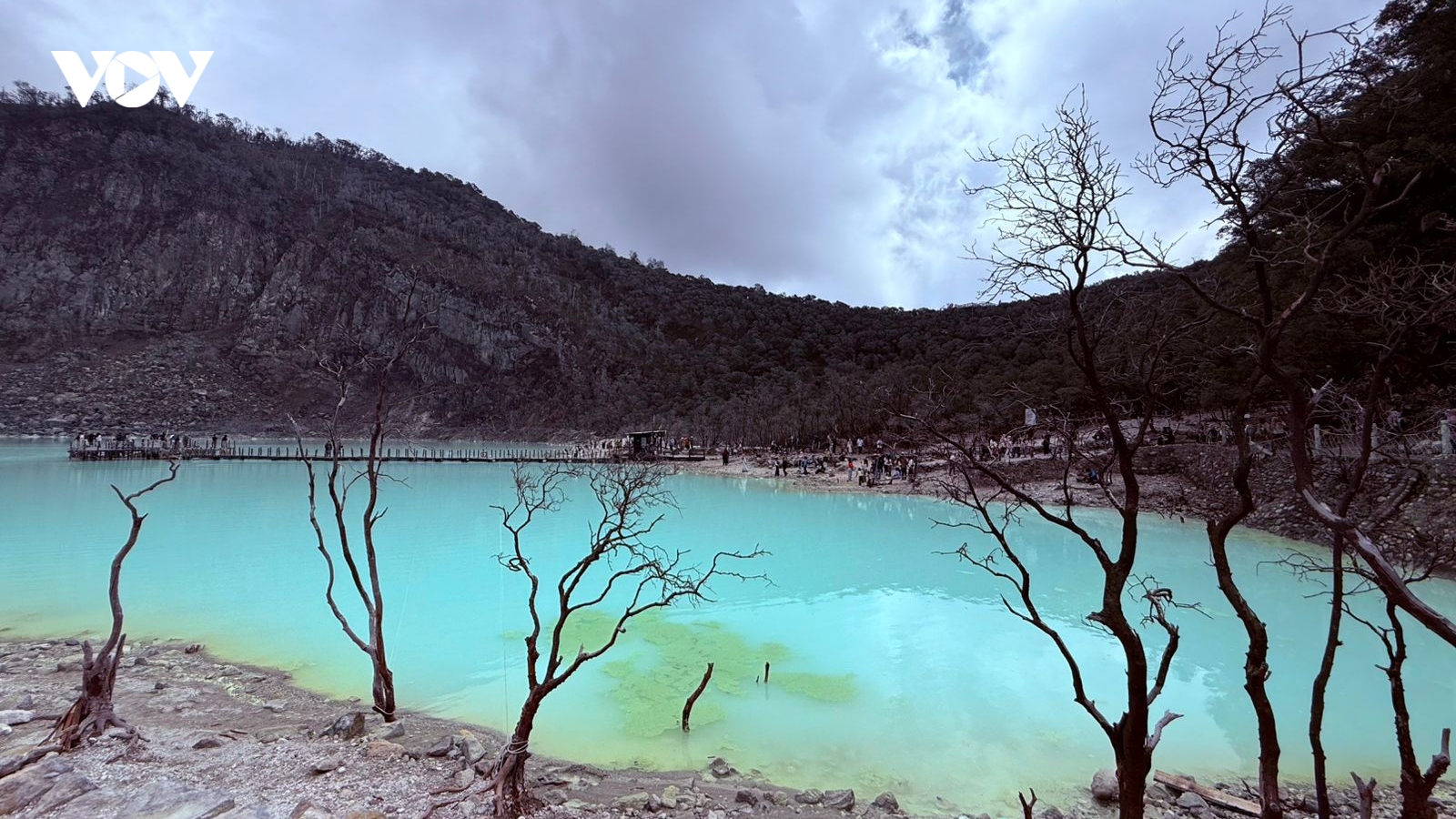 Khám phá miệng núi lửa trắng huyền ảo tại Indonesia