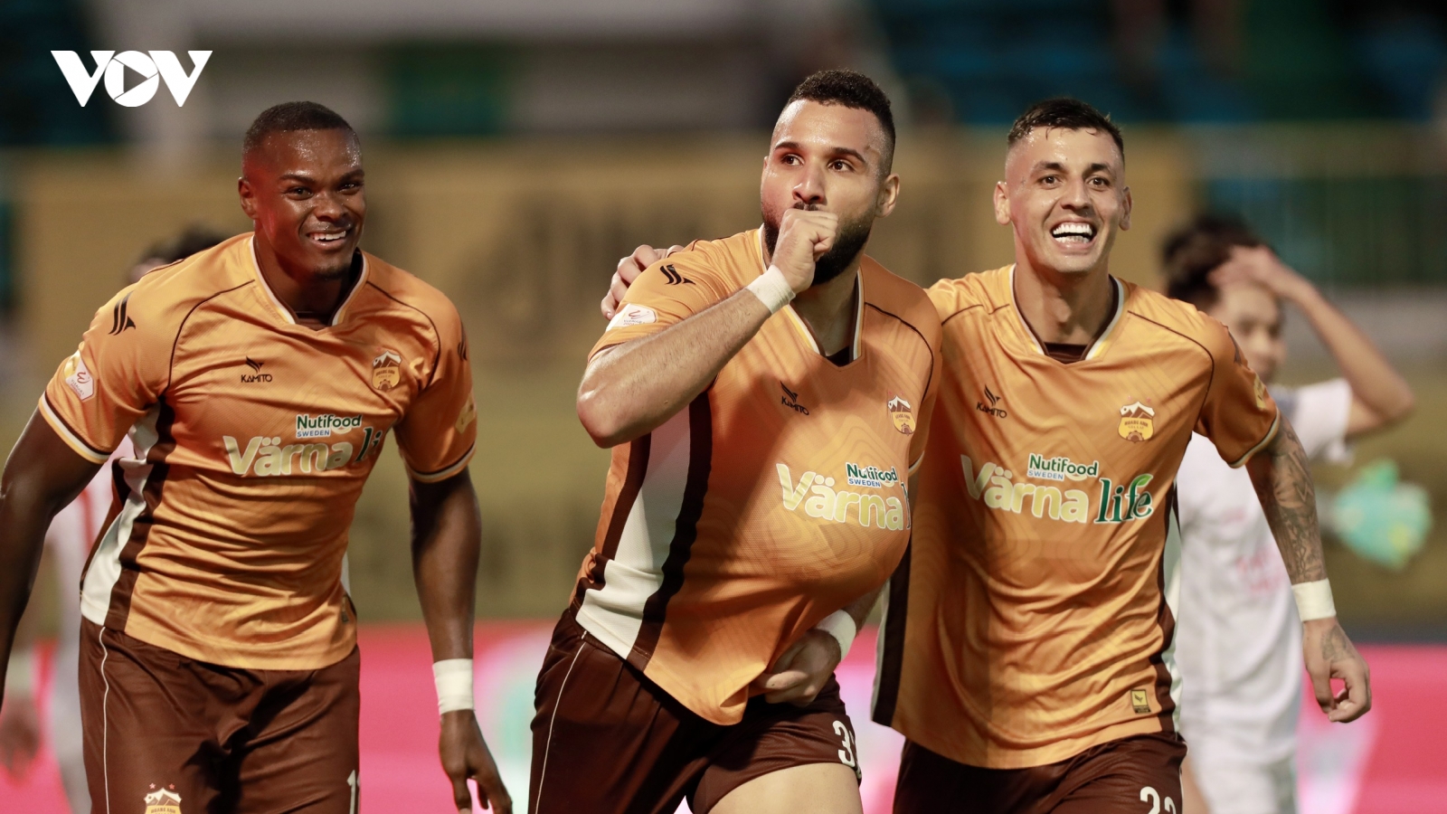Những cầu thủ bị treo giò vòng 23 V-League 2024/2025: SLNA và HAGL “méo mặt”