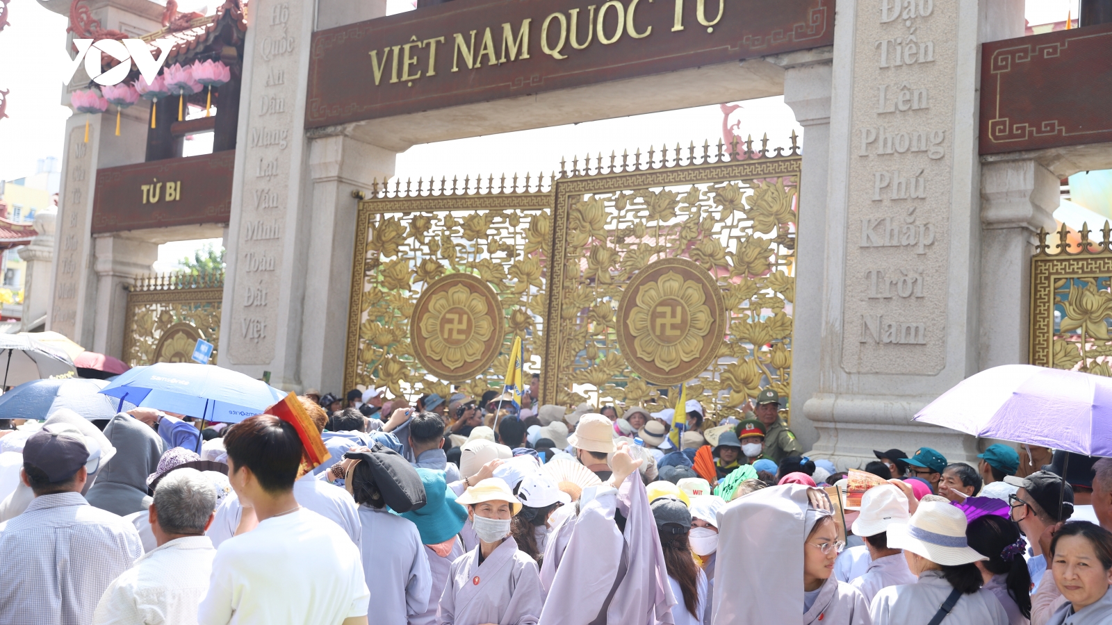Hàng ngàn người xếp hàng chờ chiêm bái Xá lợi trái tim Bồ tát Thích Quảng Đức