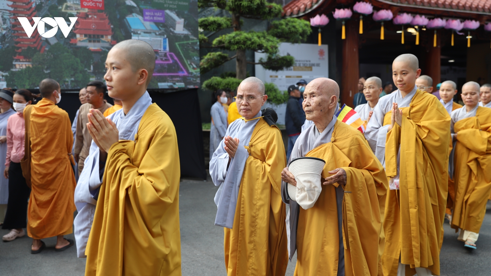 Tăng ni, phật tử xúc động khi chiêm bái Xá lợi trái tim Bồ tát Thích Quảng Đức