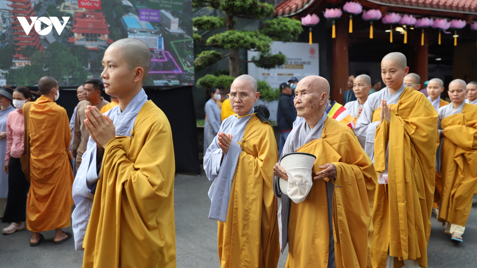 Tăng ni, phật tử xúc động khi chiêm bái Xá lợi trái tim Bồ tát Thích Quảng Đức